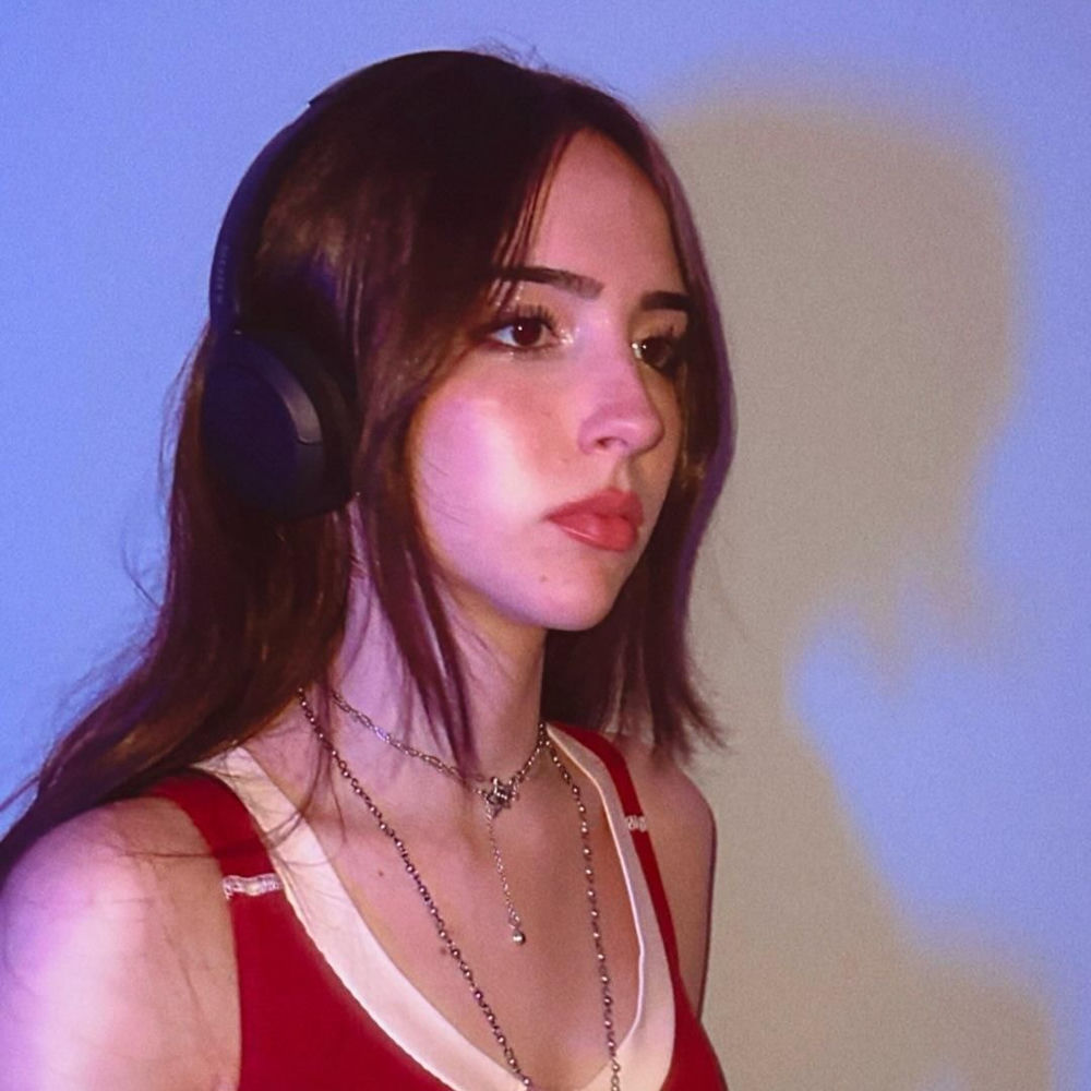 Gabriela Bee